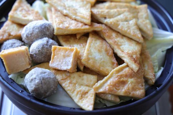 天氣越來越冷，砂鍋燉白菜豆腐不能少，湯鮮味美，吃完渾身暖