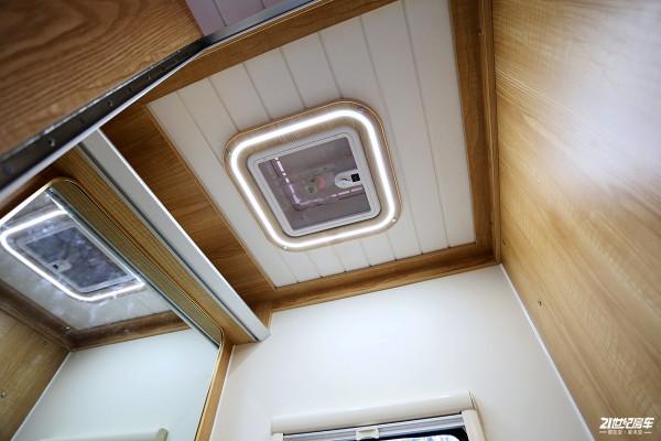 內飾格局表現優異 通艙設計的森宇躍進h500暢享版房車 內飾格局表現優異 通艙設計的森宇躍進h500暢享版房車