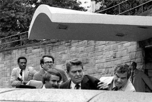 1981年美國里根總統遇刺，兇手辛克利3秒連開6槍，後來怎麼樣了