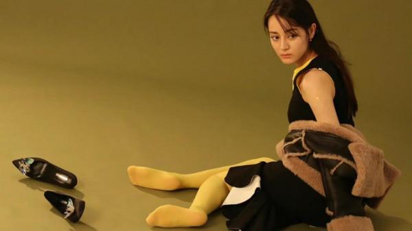 迪麗熱巴 這褲襪的顏色真迷人（大圖）