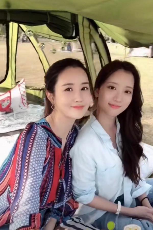 李多海終於曬美照，T恤加吊帶裙三套穿搭清新甜美，35歲依舊少女