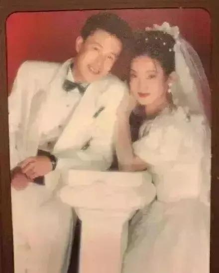 &OpenCurlyDoubleQuote;媽，你當初是怎麼看上我爸的？&rdquo;網友曬父母結婚照，讓人笑劈了