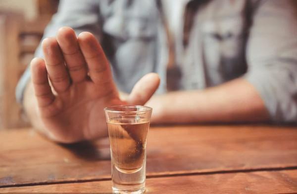 &OpenCurlyDoubleQuote;喝酒上癮&rdquo;一種精神疾病嗎？自行戒酒危害大，學會3招安全戒酒