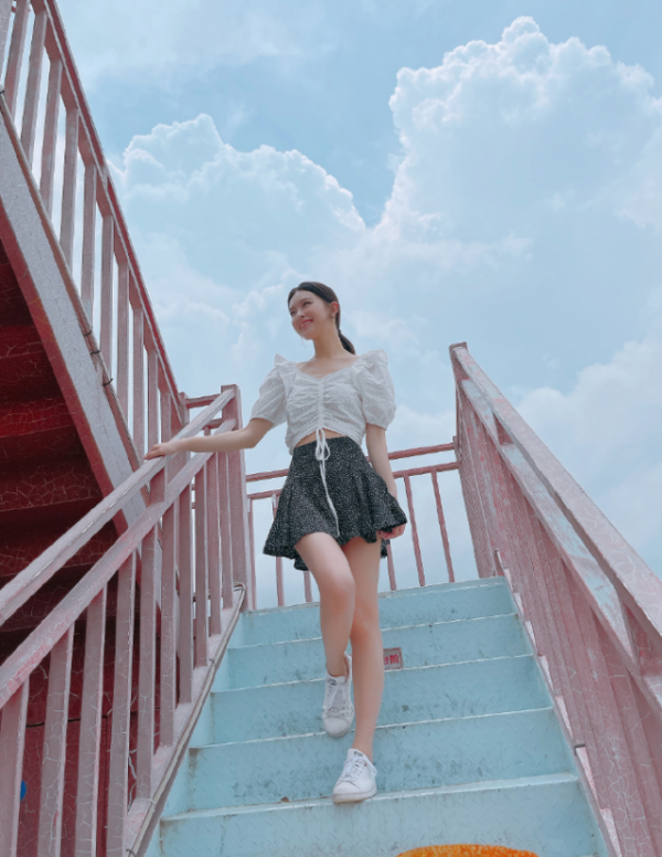 32歲文詠珊風采依舊，沙灘風長裙時髦亮眼，盡顯女性魅力