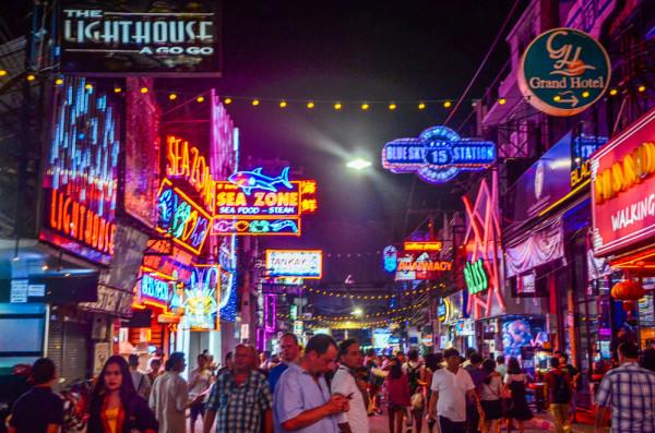 泰國曼谷摩天輪夜市，夜晚流光溢彩，泰國旅遊百分百不會錯過