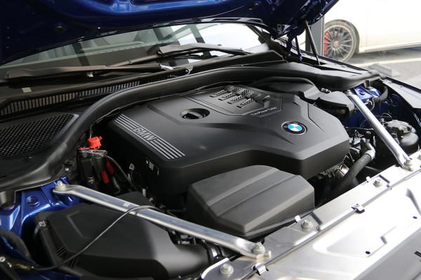 寶馬4系四門轎跑車實拍：外形動感拉風，實用性還不錯