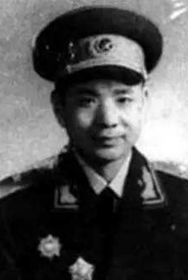 他21歲入黨，建國後擔任公安部辦公室副主任，49歲被停職