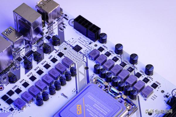 七彩虹Z690主機板評測:D4記憶體,16相CPU供電 七彩虹Z690主機板評測:D4記憶體,16相CPU供電