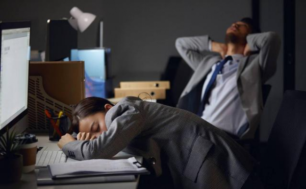 長期熬夜玩手機，會對身體造成這5大“危害”，望儘早改正