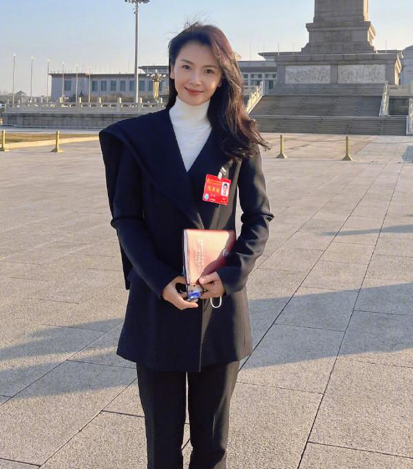 明星開會穿什麼？劉濤正裝一身正氣，佟麗婭穿2萬+外套搭配樸素