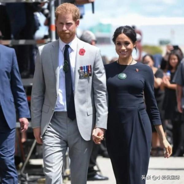 另闢蹊徑，安德魯被貶後帶著前妻去見母親，前王妃比梅根更荒唐