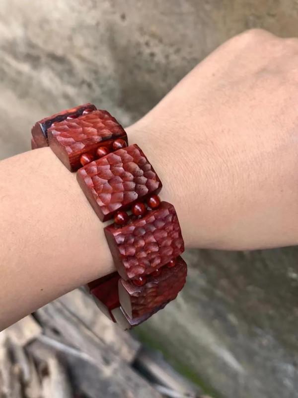 木牌，以刀削以錘紋，這手串怎麼如此漂亮