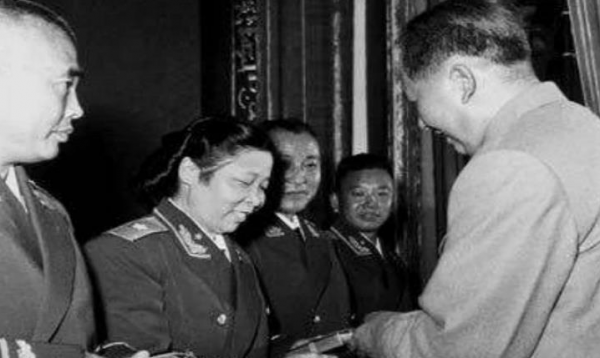 新中國第一位女將軍，回鄉時遇上毒打過自己的前夫，託人帶了句話
