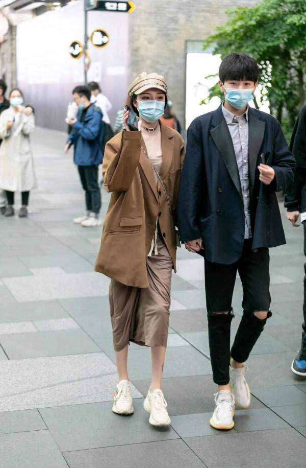 看街拍 學穿搭：12組情侶逛街穿搭示範 你也可以這樣潮