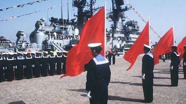 美國海軍首次訪華，讓我們大失所望，我國儀仗隊直接撤離