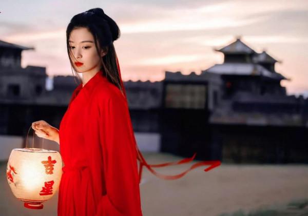 王楚然：一襲紅衣，一舞傾城