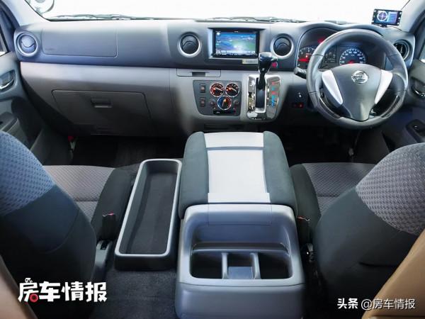 日產床車長度僅5米，配2.5T動力強帶四驅，車尾有廁所堵車也不怕