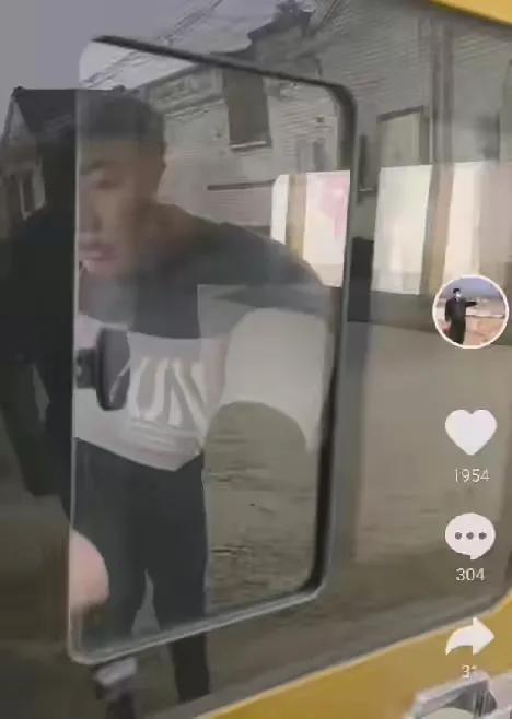 大衣哥兒子回家學習駕照，只是看到開三輪電車很多