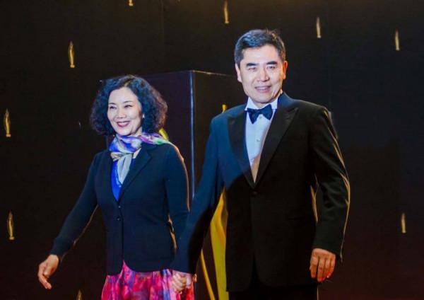 6位娛圈明星夫妻，從校服到婚紗，個個娶初戀，在一起最長40年