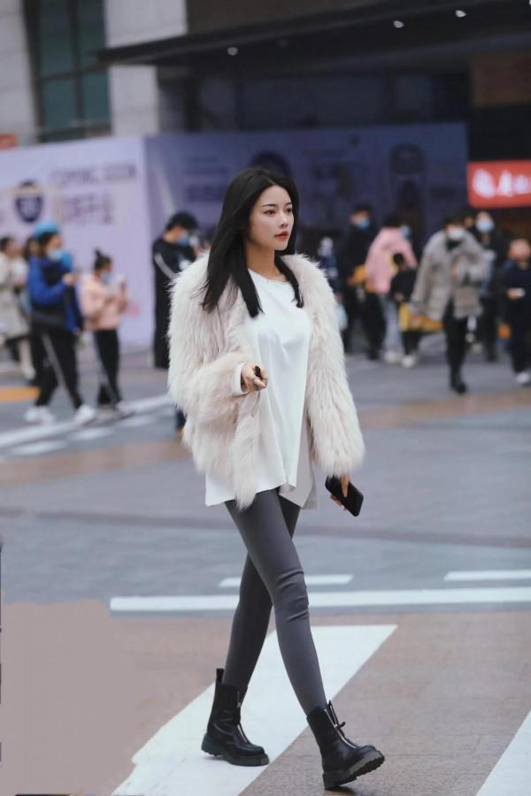 看街拍 學穿搭：9組短款皮草穿搭示範 哪組你最喜歡？