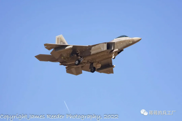 美國F-22戰鬥機機翼下現神秘吊艙，可能為強化猛禽趟路？