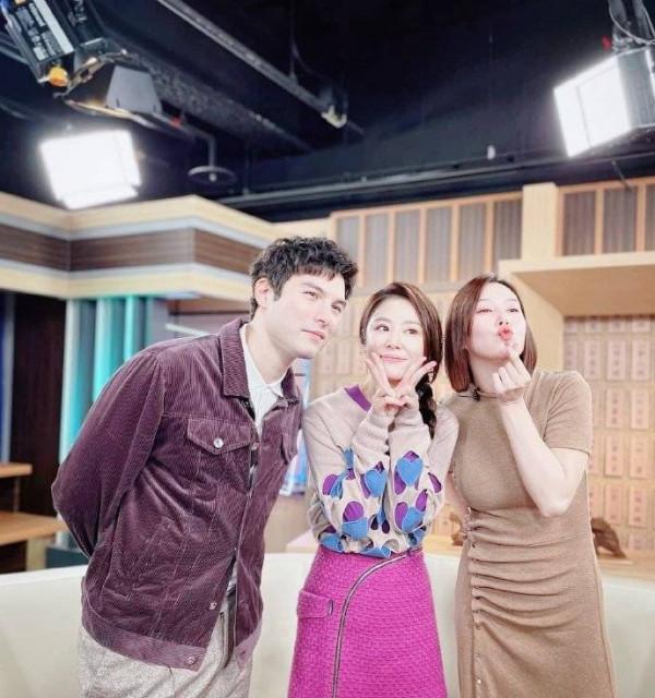 霍建華夫婦與友人聚會，大合影緊摟林心如好甜蜜