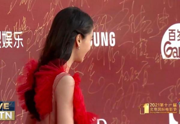 眾星亮相北影節紅毯：黃聖依baby妝容顯老，周冬雨姚晨造型太尷尬