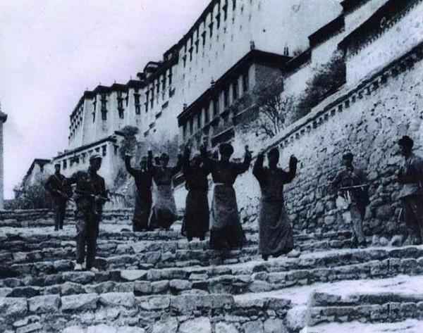 1958年西藏駐軍醫療隊被攔車警告：前方危險！隊長不聽，釀成悲劇