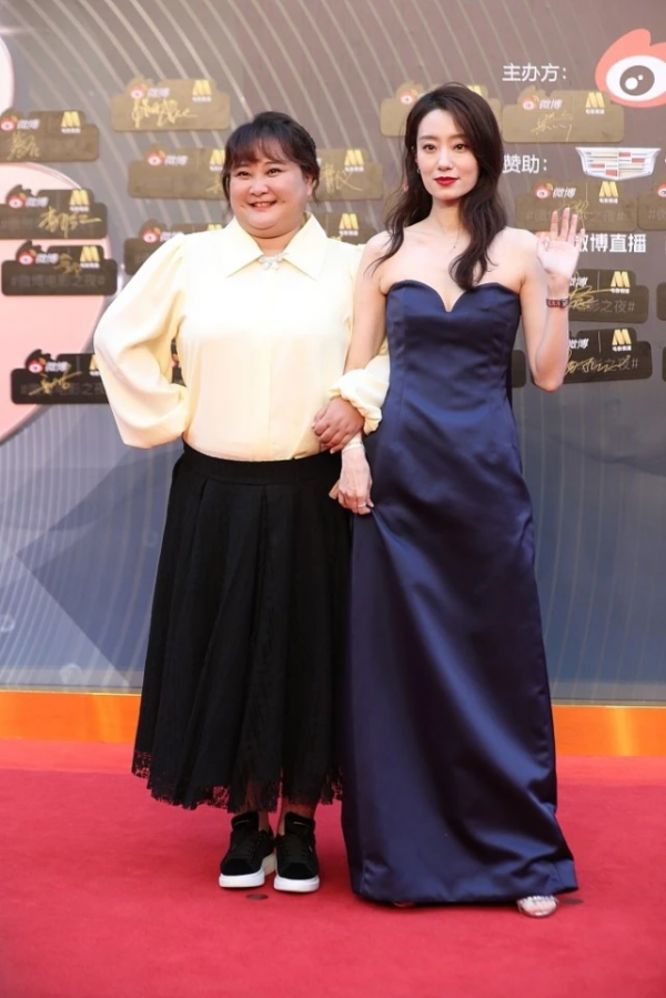 賈玲難得認真打扮一下,穿裙子走紅毯,看她擺pose畫風就變了 賈玲難得認真打扮一下,穿裙子走紅毯,看她擺pose畫風就變了