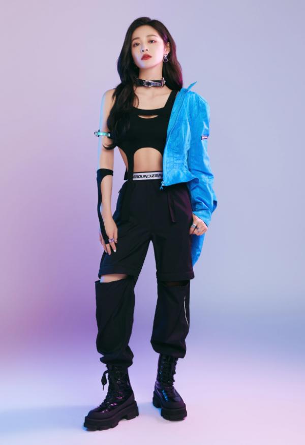 周潔瓊夢幻舞臺大片,紅色吊帶裙溫柔優雅,煙霧繚繞朦朧唯美 周潔瓊夢幻舞臺大片,紅色吊帶裙溫柔優雅,煙霧繚繞朦朧唯美