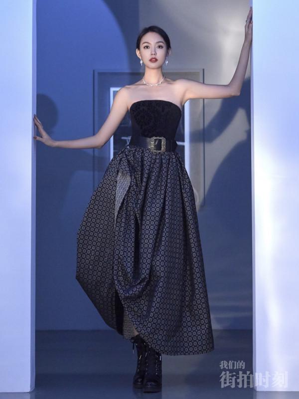 張梓琳和周雨彤,相差10歲,同穿拼接波點裙,氣質居然不相上下? 張梓琳和周雨彤,相差10歲,同穿拼接波點裙,氣質居然不相上下?