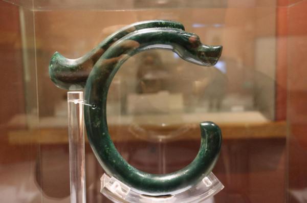 農民挖到5000年前“中華第一龍”,上交獲30元獎勵,今被禁止出國 農民挖到5000年前“中華第一龍”,上交獲30元獎勵,今被禁止出國