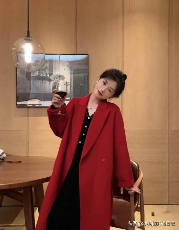 憑什麼秋冬一定要穿黑白灰？最實用的“亮色”搭配指南，請收藏