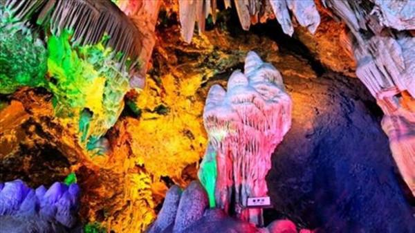 河南必去的溶洞景區，是座大型的石灰岩溶洞，是攀登愛好者的天堂