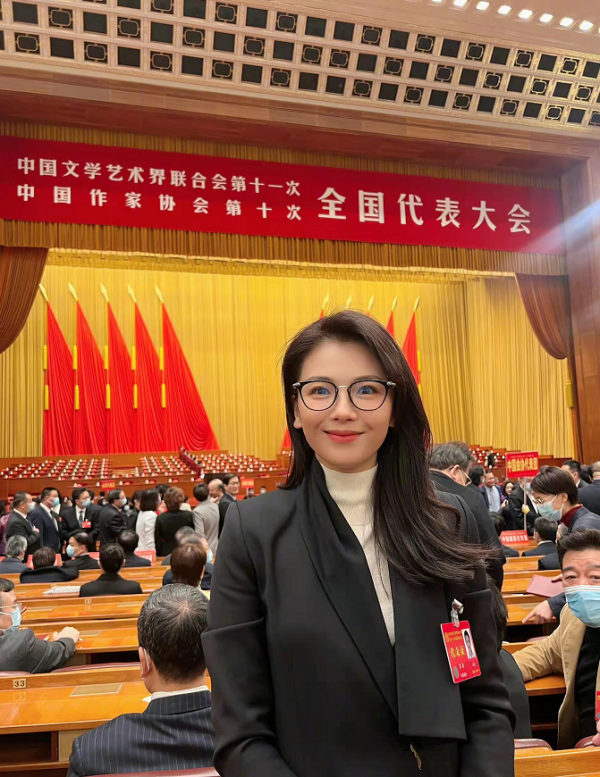 兩大“央視臉”同框！劉濤穿西裝開會超幹練，佟麗婭走小香風絕美