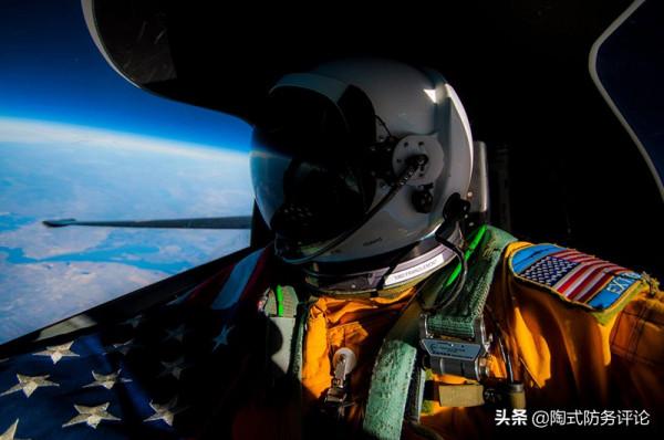 1959年某夜，美間諜飛機冒險迫降在美國山區，下來的卻是中國人