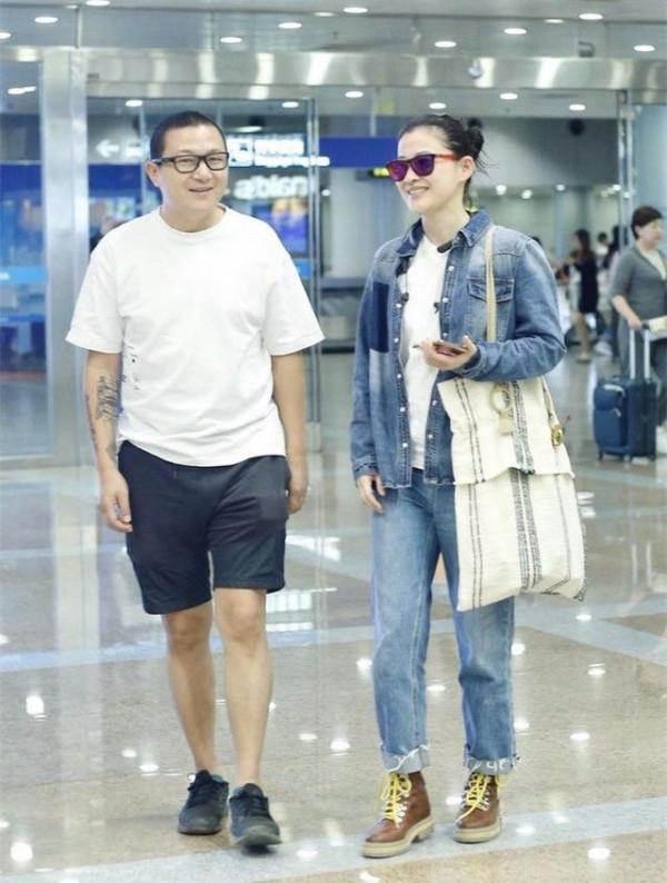 梅婷天生好氣質，一身牛仔衣現身機場，44歲還這麼漂亮