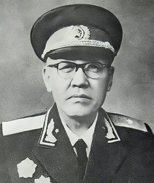 蒙古王爺起義失敗，他熱情款待，還和其長子結拜為兄弟，後成少將