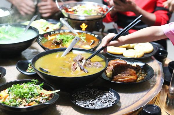 同樣是農家樂,270一桌和298一桌有啥區別?網友:沒對比就沒傷害 同樣是農家樂,270一桌和298一桌有啥區別?網友:沒對比就沒傷害