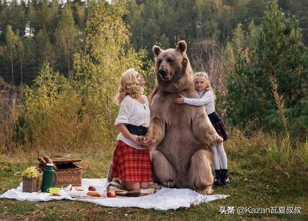 28年前，俄羅斯夫婦收養了一隻小棕熊，如今他們活成了幸福一家人