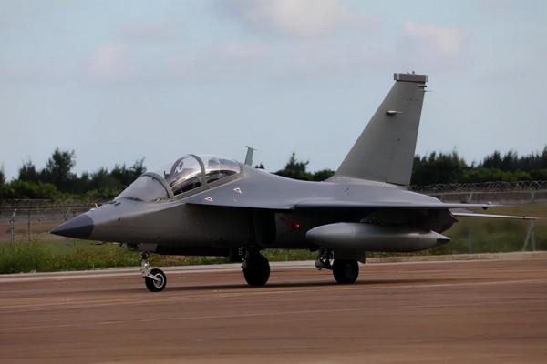 殲-16D無偵8相繼亮相航展 只差轟20助陣 我們到底還有多少黑科技 殲-16D無偵8相繼亮相航展 只差轟20助陣 我們到底還有多少黑科技