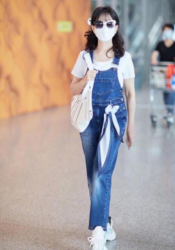 66歲趙雅芝的髮型真好看！空氣劉海時尚減齡，配棕色髮色優雅大氣