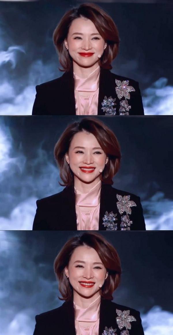 被詠梅的氣質折服了!同框董卿錄製朗讀者,褲裝披風出場就被吸引 被詠梅的氣質折服了!同框董卿錄製朗讀者,褲裝披風出場就被吸引