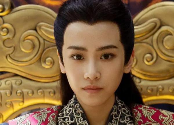 別以為貼個鬍子就是女扮男裝，這6位女星的男裝太帥，真不糊弄人