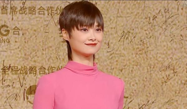 34屆金雞紅毯，張譯緊張到搓衣角，青年演員蹲下為陳道明“讓鏡”