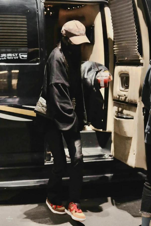 楊冪私服來了，棒球帽手裡拿著皮衣，穿著皮褲，這也太苗條了