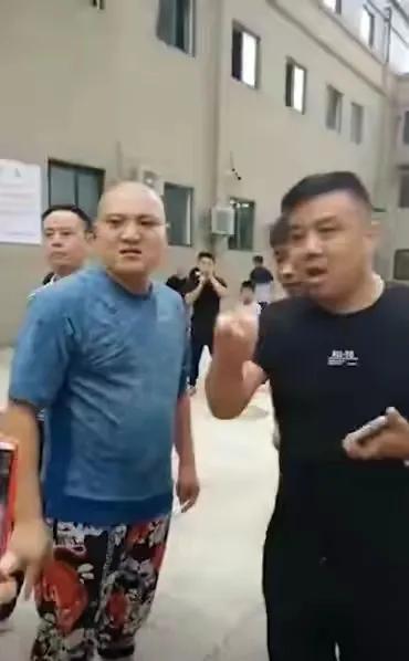 海軍副司令員周希漢在路途遭遇歹徒挑釁,將軍說:你有這個能耐? 海軍副司令員周希漢在路途遭遇歹徒挑釁,將軍說:你有這個能耐?