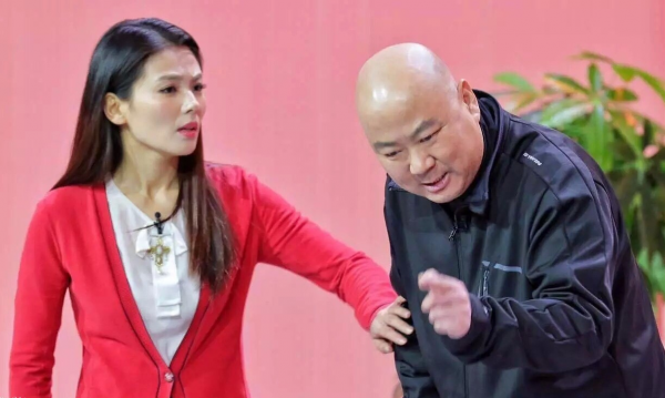 登20次春晚，因8個字被索賠1億，55歲未婚無子，郭冬臨如今怎樣了