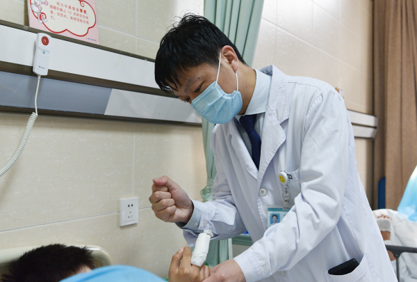 2歲女童雙手多指畸形：別再讓異樣眼光，傷害孩子的心靈世界