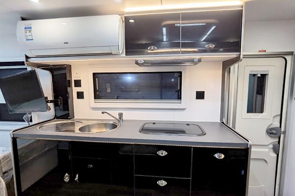 五星級拖掛房車！雙軸獨立懸掛＋乾溼分離衛生間，科斯大黑牛拖掛